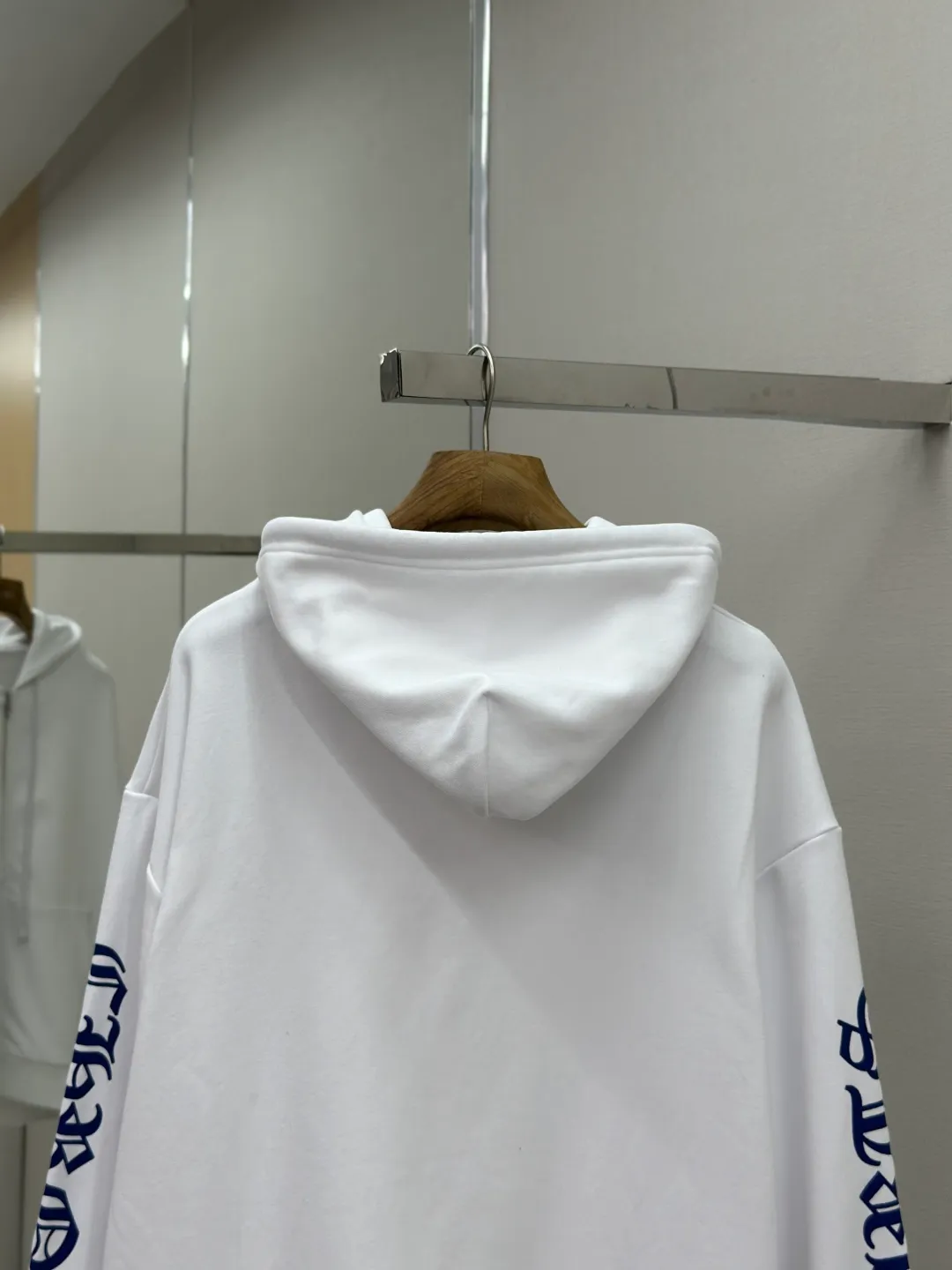P470 Chrome Hearts letter-printed zipper, custom-made soft cloud-like 100% cotton velvet feel fabric, delicate and smooth, comfortable and close to the skin, with pure white as the base, indigo lines cut neatly into the cracks, Western Gothic text embellishment on the chest, controlling the visual focus and extending vertically from the wrist to the shoulder line, a magical stroke that breaks the monotony. The zipper hooded silhouette deconstructs the lazy drape carrying velvet. When Gothic font meets all white, it retains the coolness of Gothic. The purity of white dissolves the depression of darkness, giving concrete expression to the sweet-cool balance and unlocking a multi-faceted style. Process 1: Use glue printing. The printing is modified three times with the film screen. Use glue paint to print the pattern on the fabric. Bake the fabric to fix the printing pattern. Process 2: The fabrics are washed and have a better hand feel. Not easy to deform. Not easy to shrink. Not easy to fade. Maintain long-term beauty. Accessories: Customized CH zipper. Customized CH trademark. Version: Loose fit Size: S M L XL